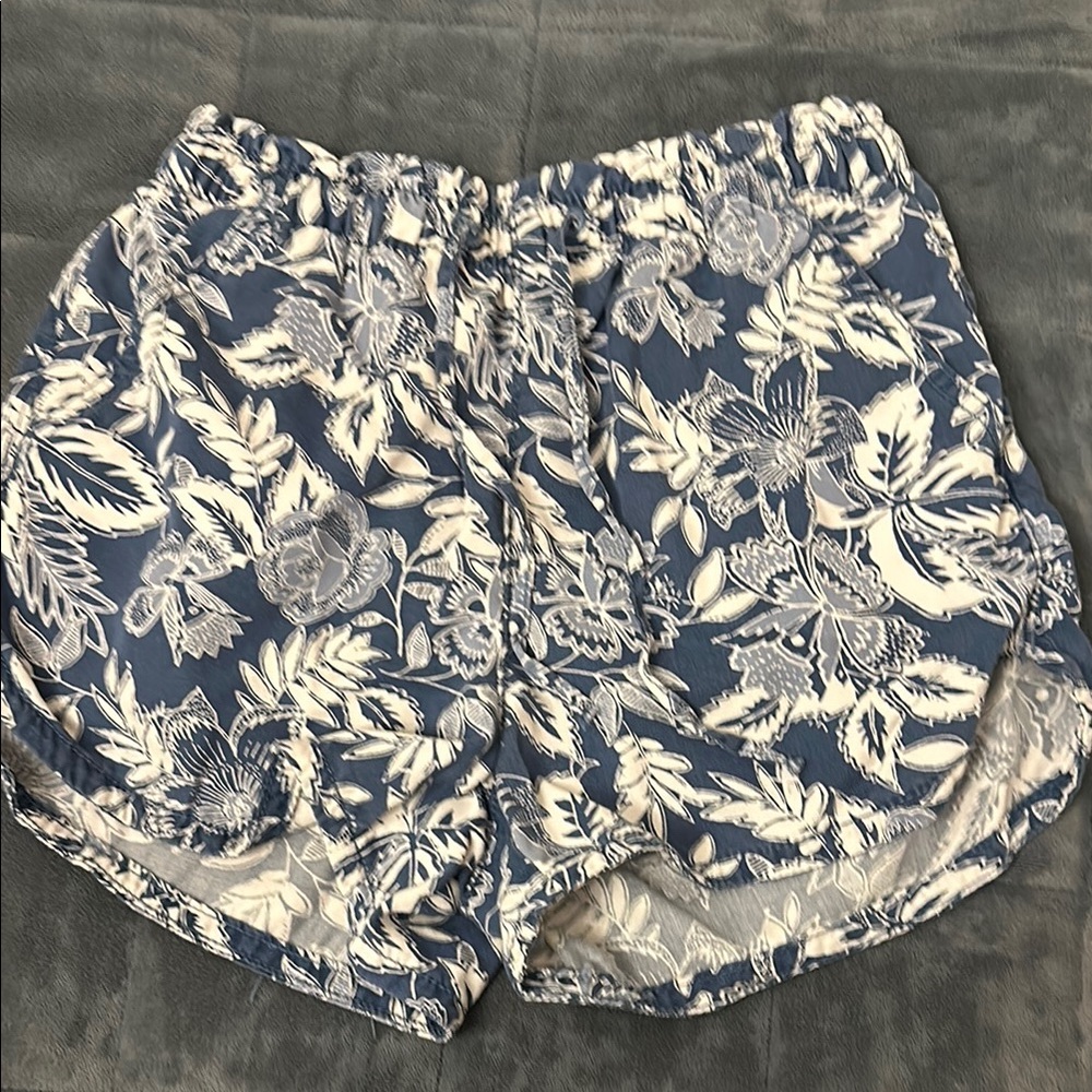 super cute flowy beach shorts flower print with pockets elastic waist